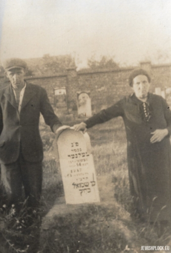 Tomb of Nachman Celner, son of Szmul (next to the tombstone, members of the Krasiewicz family), 1937